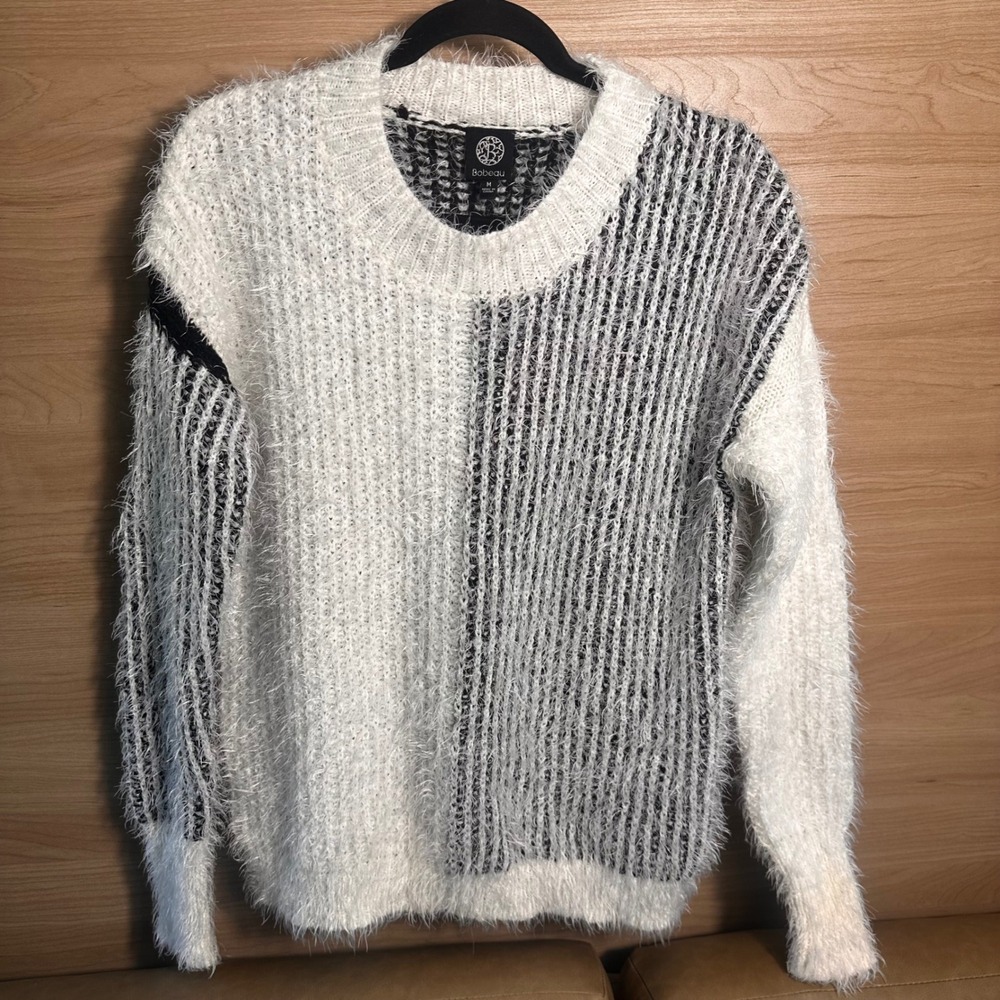 Bobeau Womens Black White Fuzzy Eyelash Knit Colorblock Sweater Medium MTBKNY88